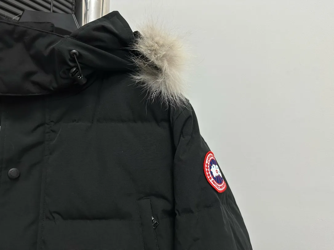 P780 [canada goose wyndham] 29 parka down jackets. The fabric is as soft and hard as the original. It can be restored by kneading at will (fabric misunderstanding: fabrics with high hardness are not waterproof. Only those who buy the latest authentic version this year will notice the softness and comfort of the fabric). The down is synchronized with the authentic white duck down. It is fluffy and not clumps. The electronically controlled down filling machine is filled with down. The zipper is customized with authentic ykk military grade copper core zipper puller. The high-hardness, non-stuck fur collar is made from original and custom-made western Canadian coyote skin. All workmanship and wiring are controlled by workers with more than ten years of service. They must be horizontal and vertical, and no crookedness is allowed. The wiring density inside is more sophisticated. Fighters in the world 29 battle all kinds of world products. Size: XS-XXL